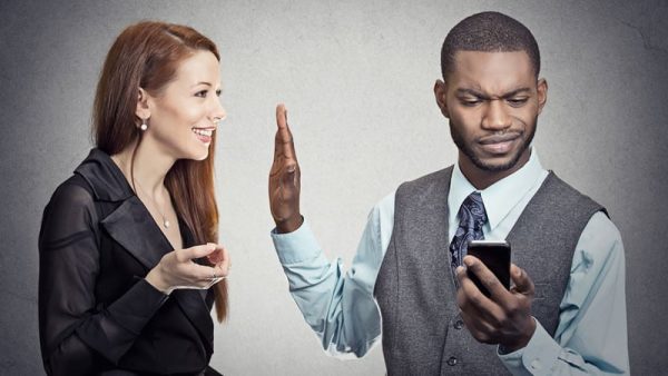 7 أسباب نفسية لتجاهل الرجل للمرأة رغم إعجابه بها