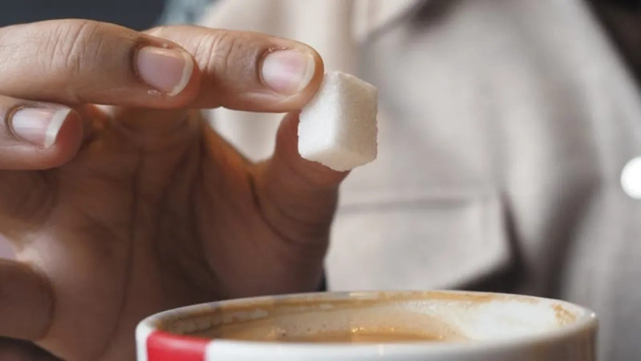 السكر والسعرات.. أيهما أكثر أهمية لسكر الدم؟