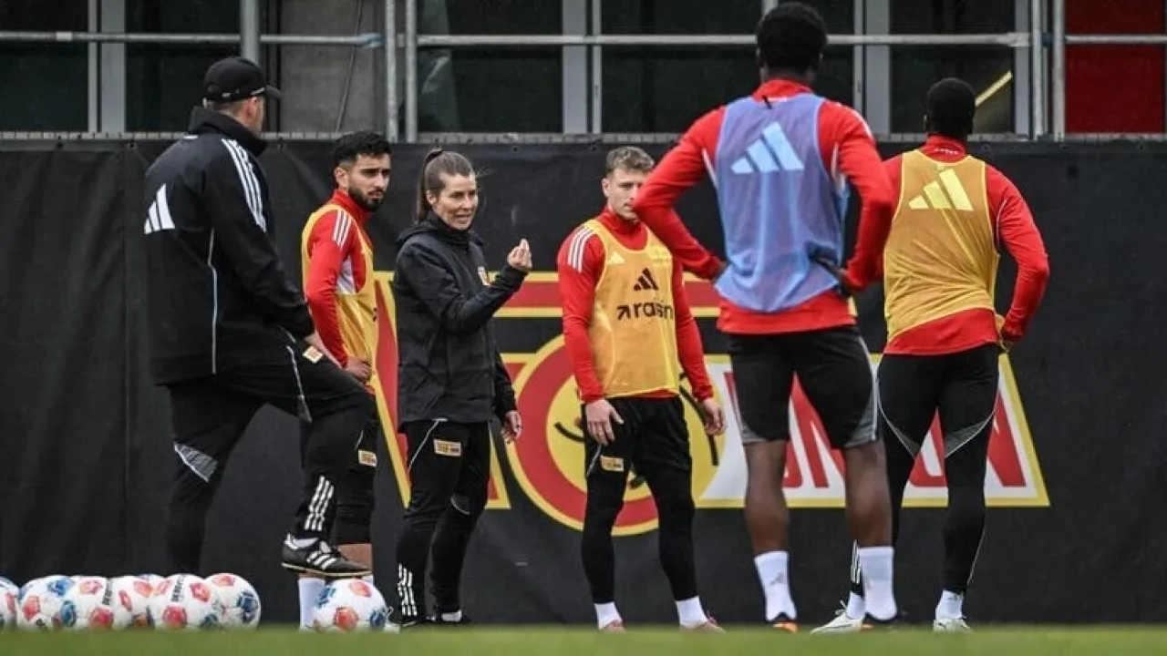 أول امرأة تدرب الرجال تقود مران يونيون برلين بحماس كبير