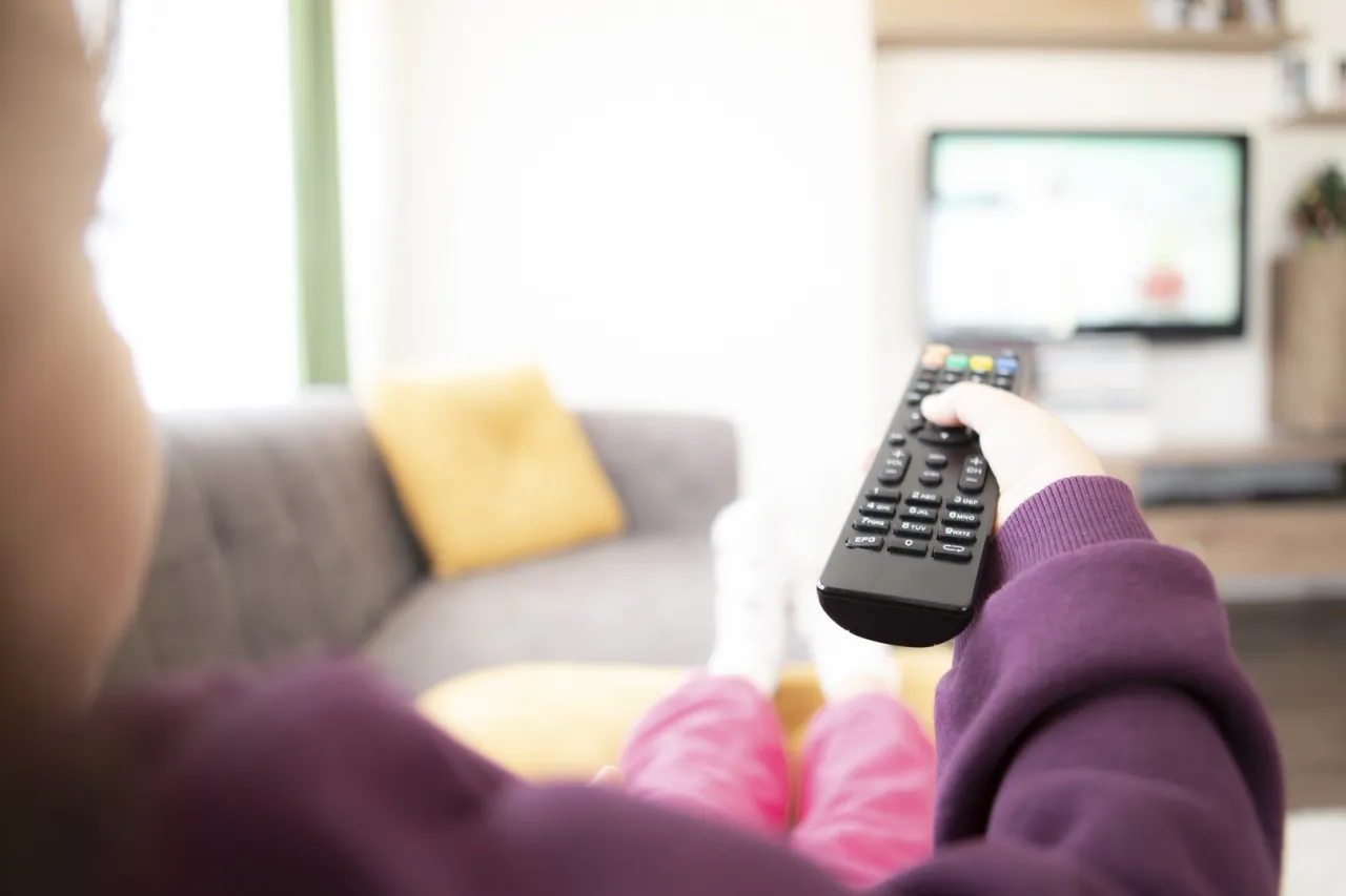 لماذا فقدت المسلسلات الحديثة ثقتها في ذكاء المشاهد؟