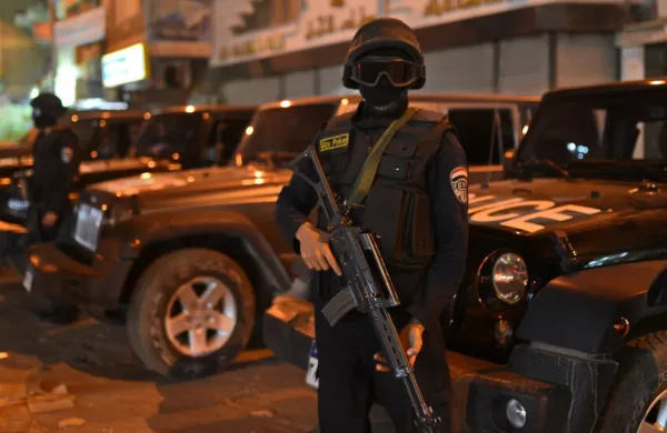 مصر.. باكستاني يستخدم خدعة آيفون 17 وينصب على مصريين في مبالغ ضخمة