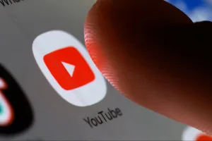 يوتيوب تقلّص الإعلانات وتوسّع أدوات التفاعل في البث المباشر