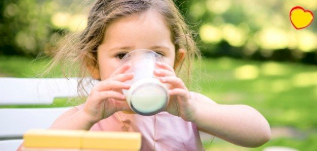 هل الحليب البقري كافٍ لطفلك الصغير؟