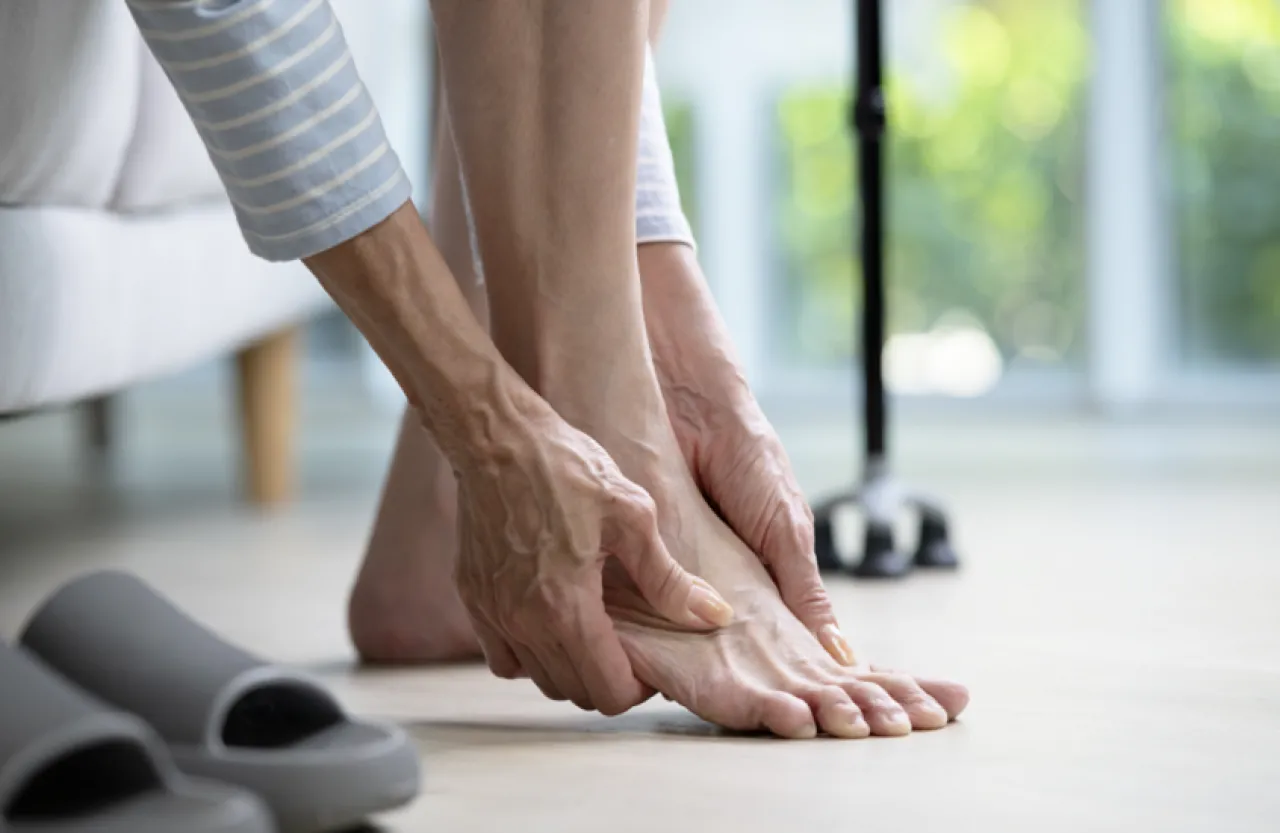 علامة مزعجة في القدمين قد تكشف أمراضا خطيرة