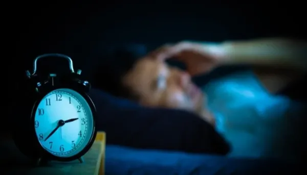 سر الساعة 3 فجراً.. لماذا يستيقظ عقلك في هذا التوقيت تحديداً؟