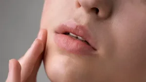 تصبغ الشفاه.. عادات يومية وأسباب تسرق لونها الطبيعي
