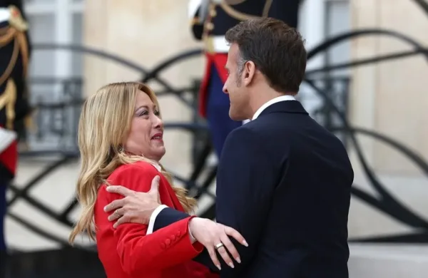 ردود فعل متباينة بعد احتضان ماكرون لميلوني الشديد -فيديو