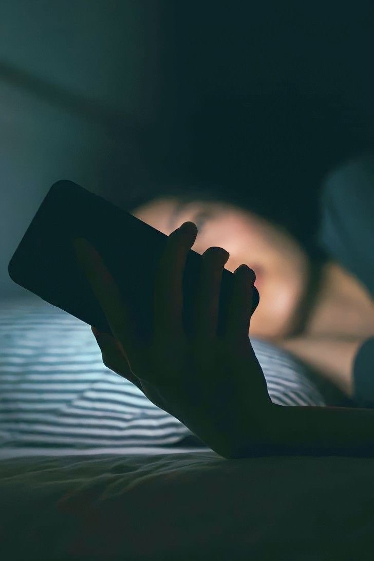 التصفح قبل النوم… كيف يؤثر على جودة نومك؟
