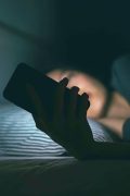 التصفح قبل النوم… كيف يؤثر على جودة نومك؟