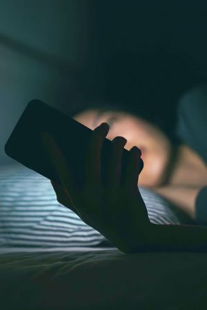 التصفح قبل النوم… كيف يؤثر على جودة نومك؟