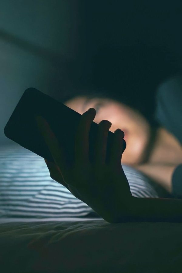 التصفح قبل النوم… كيف يؤثر على جودة نومك؟