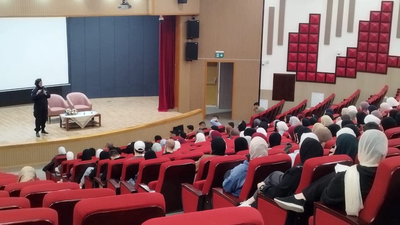الشرطة المجتمعية تنظم محاضرة توعوية حول الجرائم الإلكترونية لطلبة جامعة القدس المفتوحة في نابلس