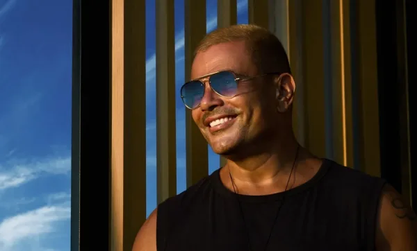 القضاء المصري يؤيد تغريم عمرو دياب في قضية (صفع الشاب)