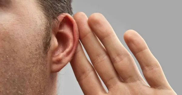 هل إغلاق العينين يحسن السمع؟ هذا ما كشفه العلماء