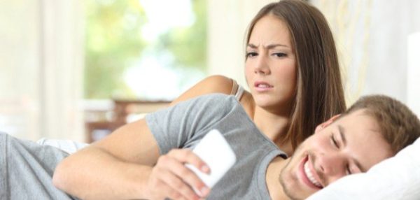 فهم الغيرة بين الزوجين: الأسباب والعلاج