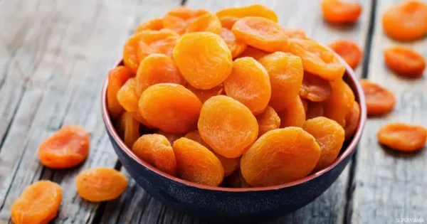 المشمش المجفف كنز معادن وألياف: دليل شامل لفوائده الصحية وتحذيرات تناوله