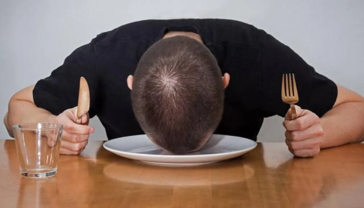 الجوع أم التوتر أم العادة.. ما الذي يتحكم حقًا في شهيتك؟