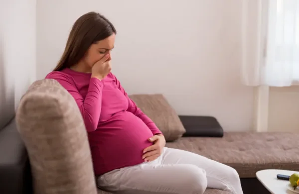 تحديد العامل الرئيسي وراء التقيؤ الشديد أثناء الحمل