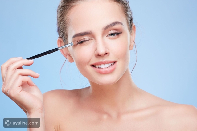 دليل شامل لمكياج العيون الحساسة: الأنواع وطرق التطبيق