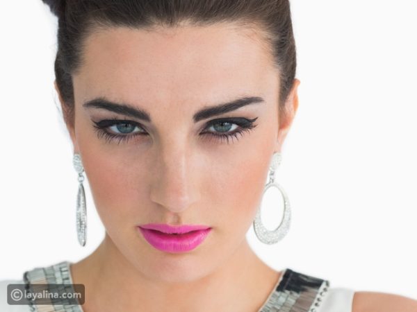 كيفية الحصول على مكياج عيون القطط بخطوات بسيطة وأدوات سهلة