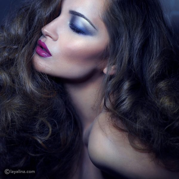 كيفية تطبيق مكياج عيون ذهبي وتركواز: إطلالة ساحرة للسهرة