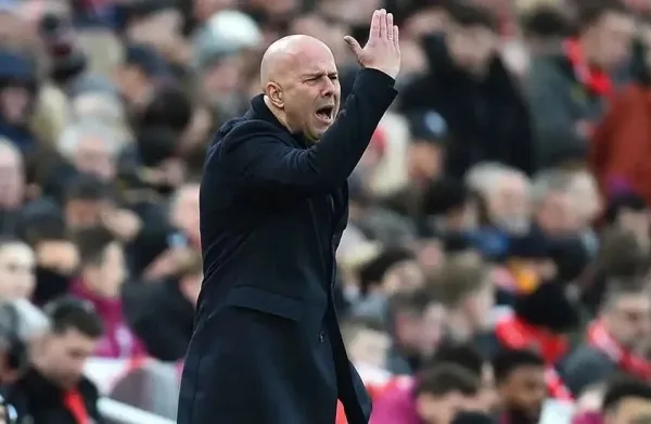 تطورات جديدة في ليفربول: سلوت يسمح برحيل أحد نجوم الفريق المميزين