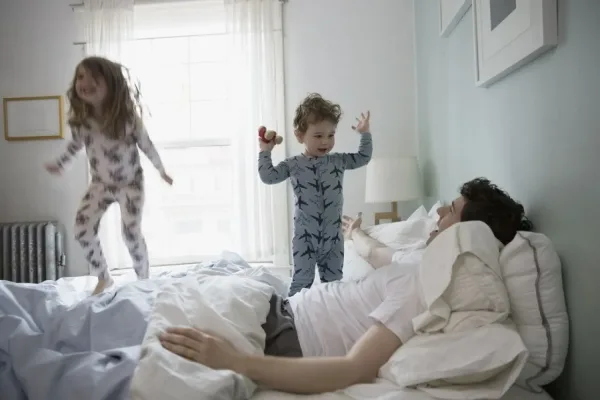 التربية اللطيفة.. هل تدمر انضباط الأطفال أم تبني ذكاءهم العاطفي؟