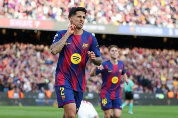 كانسيلو يقترب من إنجاز غير مسبوق في عالم كرة القدم