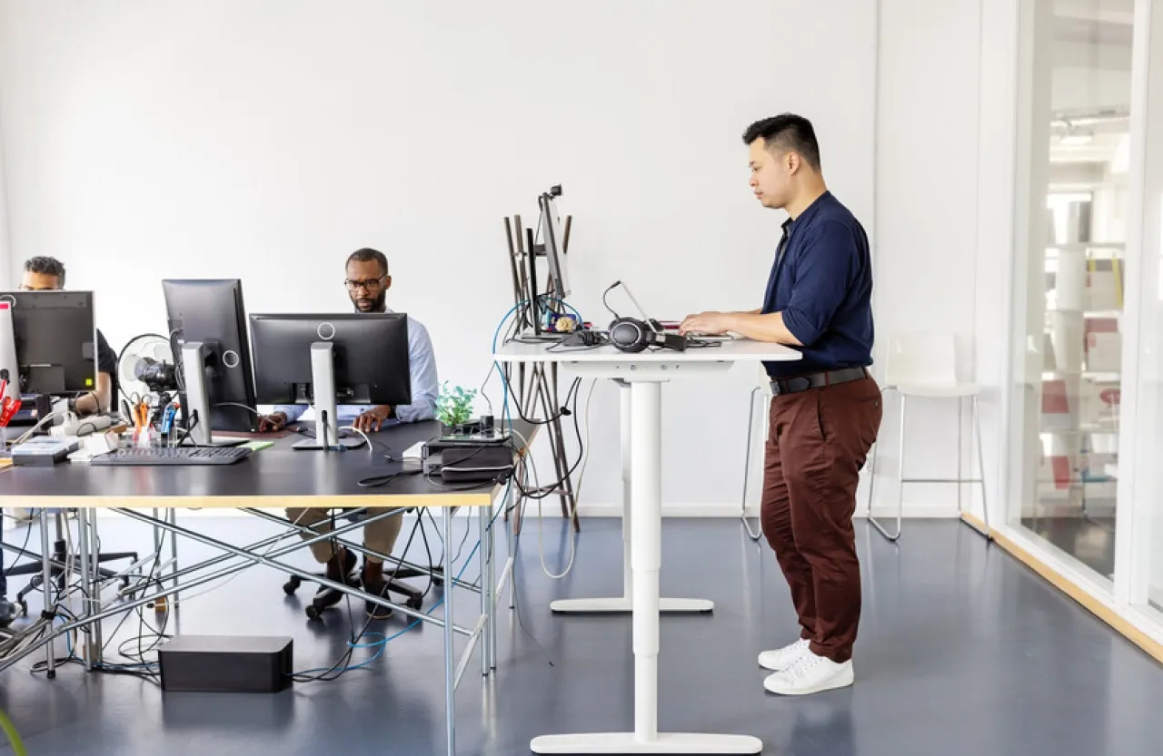 بين الجلوس والوقوف.. أيهما أخطر على صحتك؟