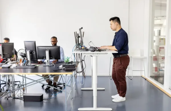 بين الجلوس والوقوف.. أيهما أخطر على صحتك؟