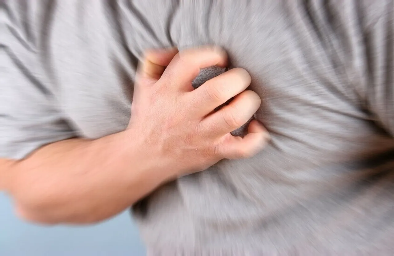 كيف تميّز ألم القلب الحقيقي؟.. طبيب يشرح العلامات الخطيرة وخطوات الإسعاف