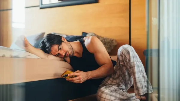 هاتفك يكشف الاكتئاب مبكراً بتتبع النوم والحركة