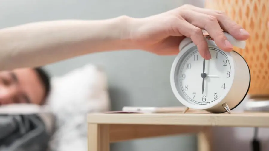 لماذا تستيقظ قبل رنين المنبّه؟.. العلم يشرح دور الساعة البيولوجية