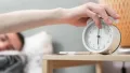 لماذا تستيقظ قبل رنين المنبّه؟.. العلم يشرح دور الساعة البيولوجية