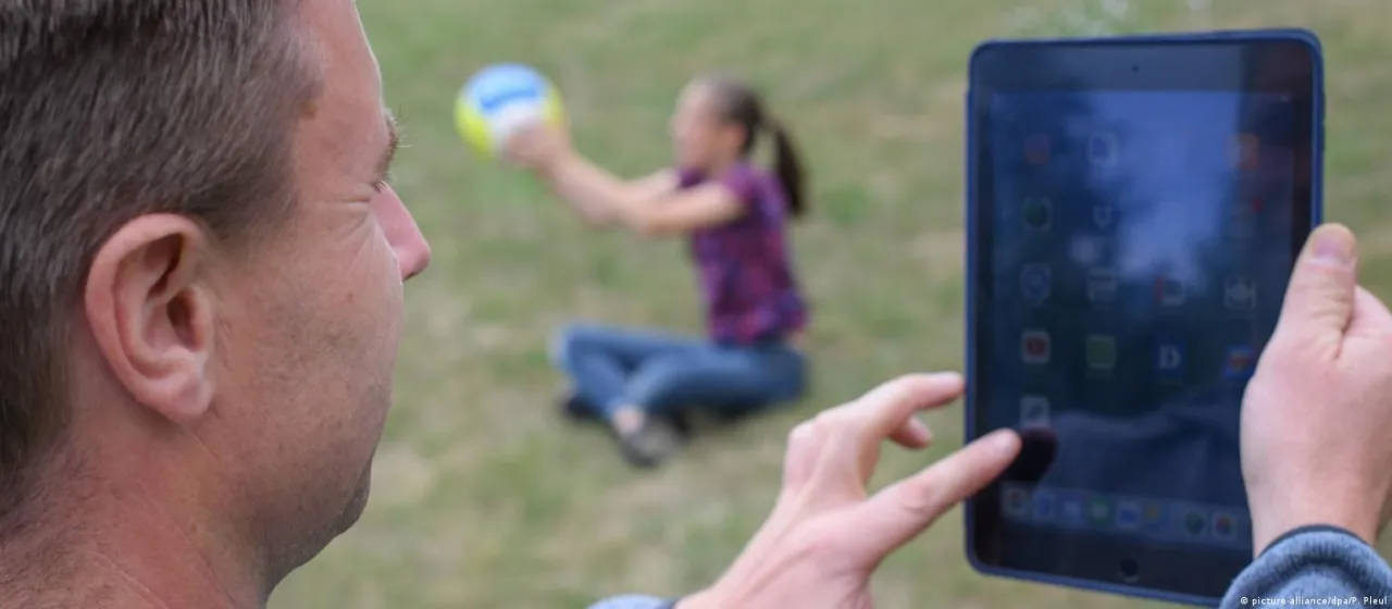 إحصائيات مرعبة.. هل يسرق الهاتف أجمل لحظاتك مع أطفالك؟