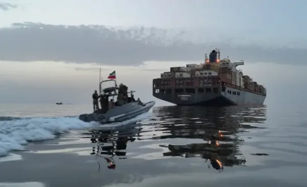 متى يصبح مضيق هرمز آمنا لعبور السفن التجارية؟