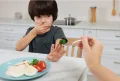 لا تجبري طفلك على تناول الطعام.. 8 خطوات بسيطة لتعزيز شهيته