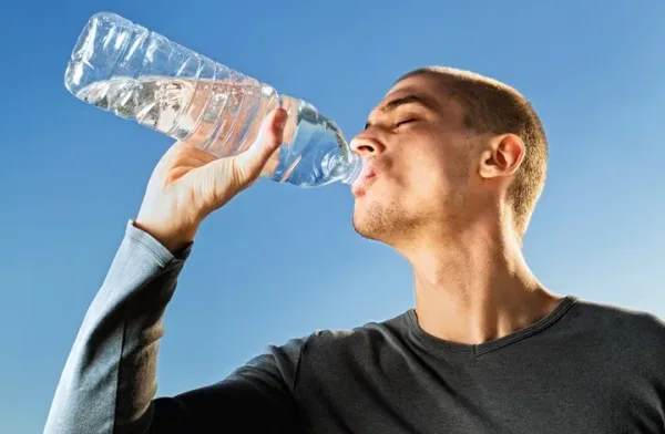 ماذا يفعل الماء بجسمك عندما تشربه بانتظام؟