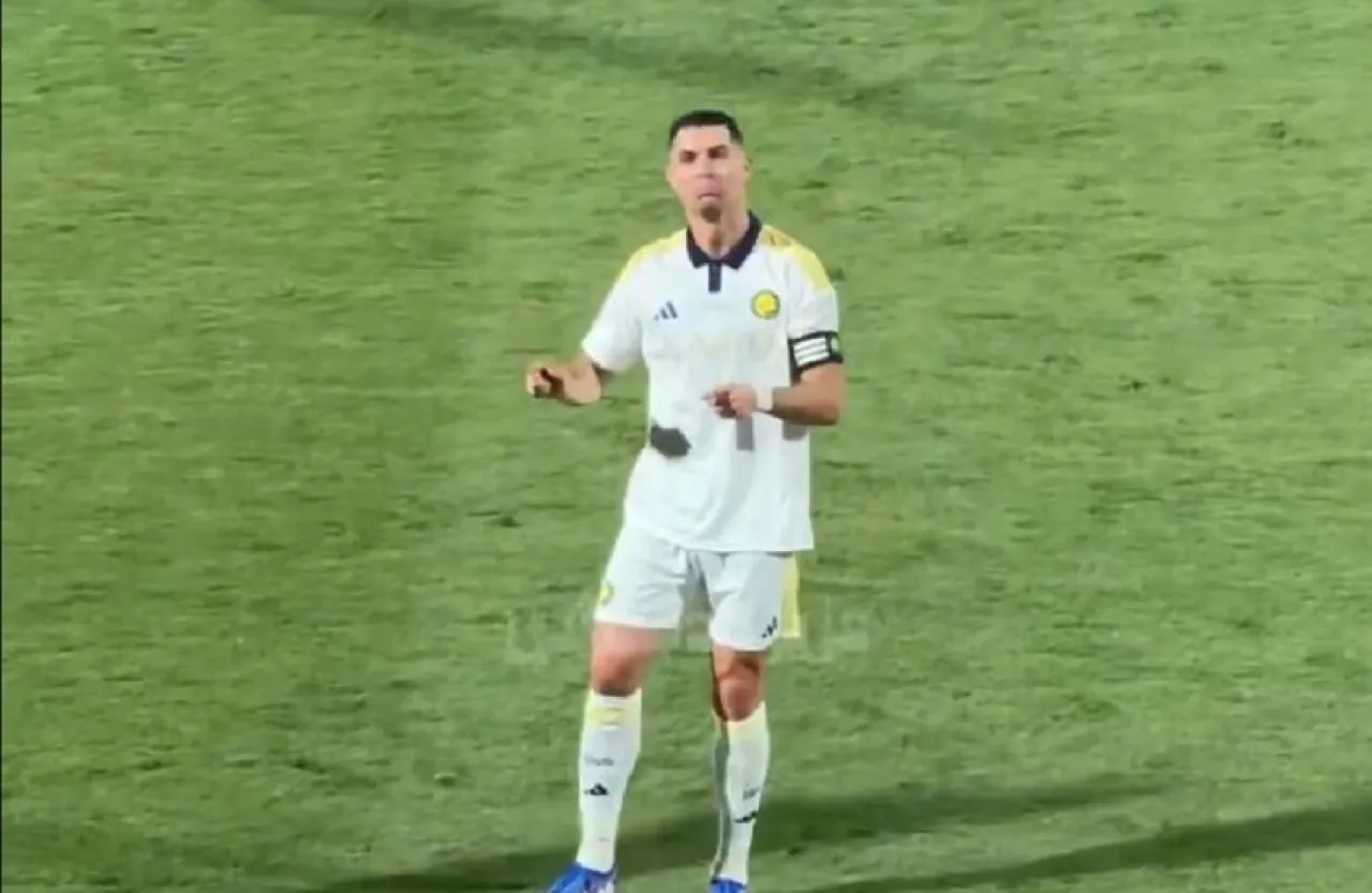 حركة مسيئة مجددا .. رونالدو مهدد بعقوبة قبل قمة الهلال - فيديو