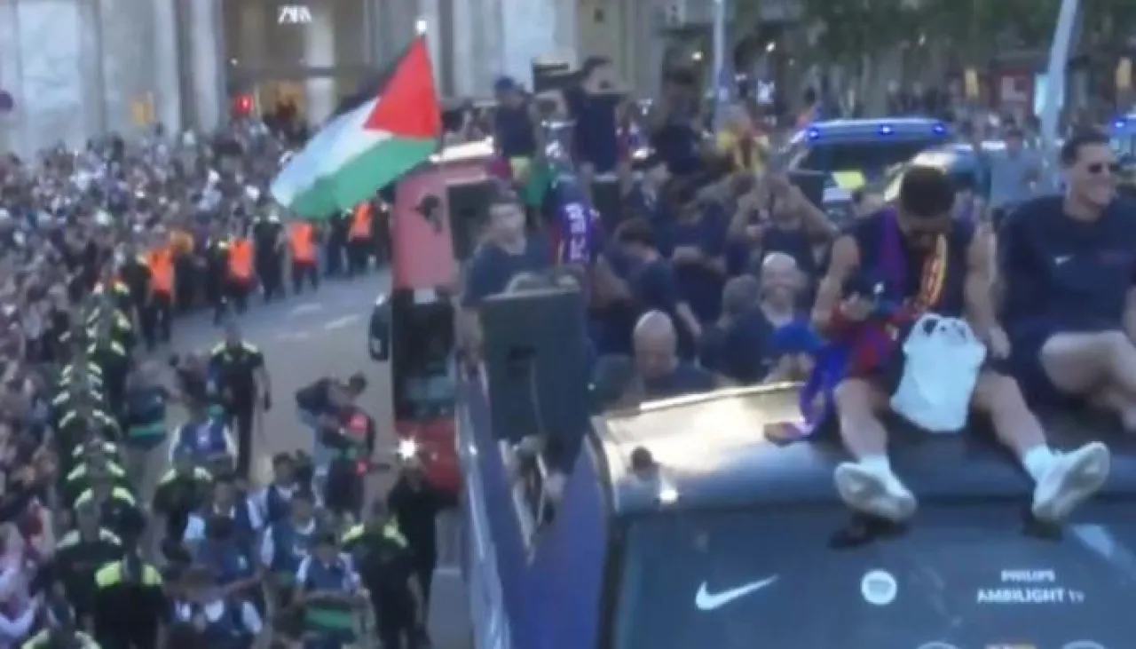 لامين يامال يرفع علم فلسطين في احتفالات برشلونة بالليغا (فيديو)