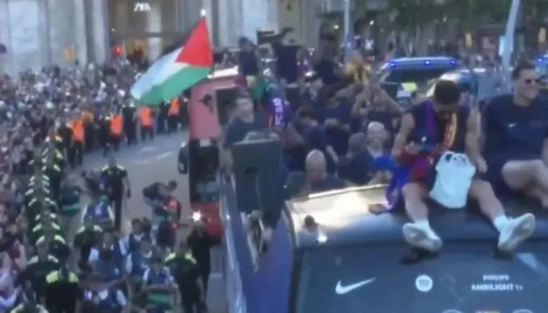 لامين يامال يرفع علم فلسطين في احتفالات برشلونة بالليغا (فيديو)