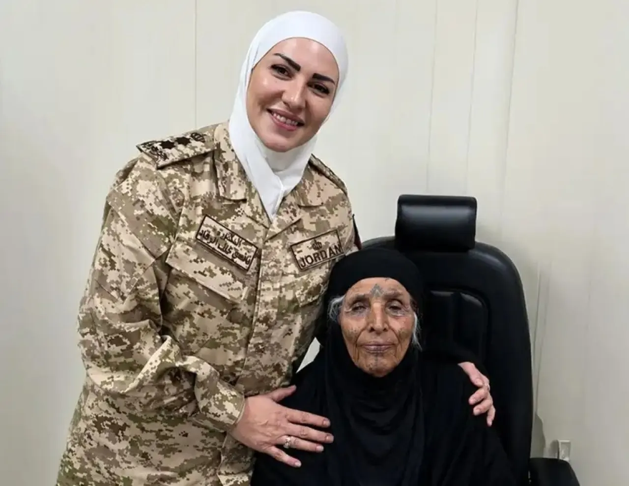 الملكة تعلق على زراعة قرنية صناعية لمعَمّرة تبلغ من العمر 104 أعوام