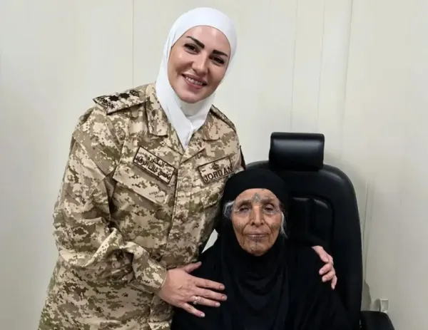 الملكة تعلق على زراعة قرنية صناعية لمعَمّرة تبلغ من العمر 104 أعوام