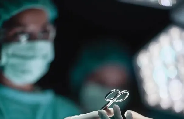 عملية تجميل تتحول إلى كابوس بسبب خطأ طبي في إيطاليا