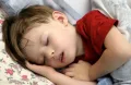 قد تُغيّر شكل الوجه.. احذروا عادة شائعة أثناء نوم الأطفال