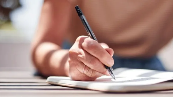 كيف تكشف طريقة كتابتك باليد عن علامات الزهايمر المبكرة؟