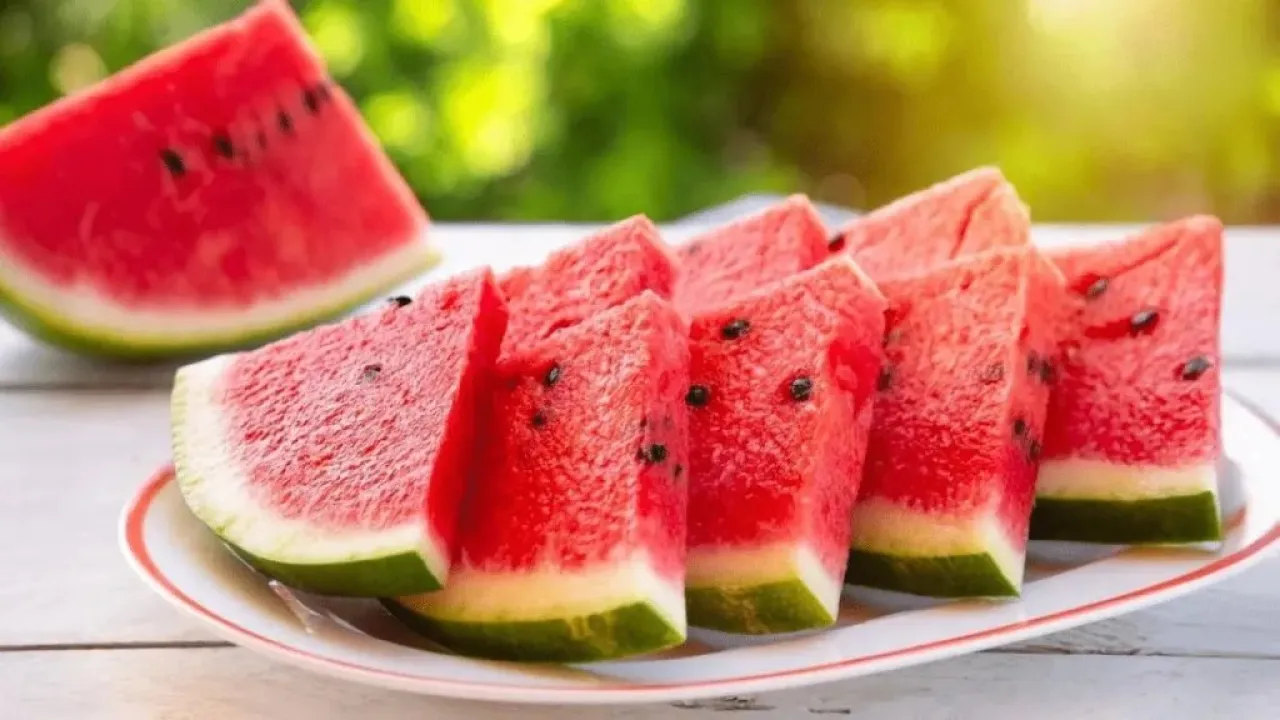 لعشاق البطيخ .. اليكم فوائده الصحية