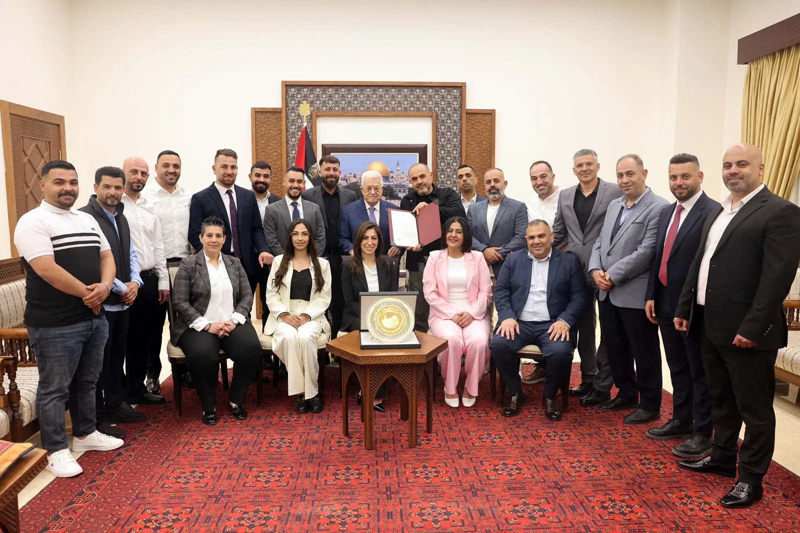 الرئيس يمنح مؤسسة حماة الفتح درع دولة فلسطين