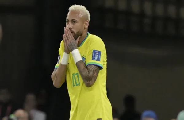 طبيب منتخب البرازيل يؤكد رسميا إصابة نيمار ويحدد مدة غيابه عن الملاعب