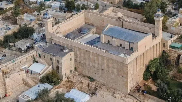 الاحتلال يغلق الحرم الإبراهيمي الشريـف في الخليل
